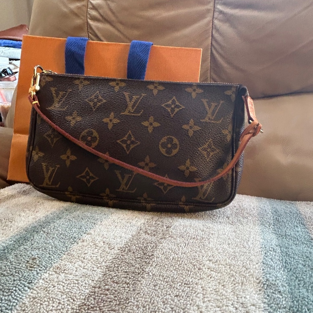 Beautiful 💯% authentic Louis Vuitton POCHETTE accessories monogram - Picture 8 of 12